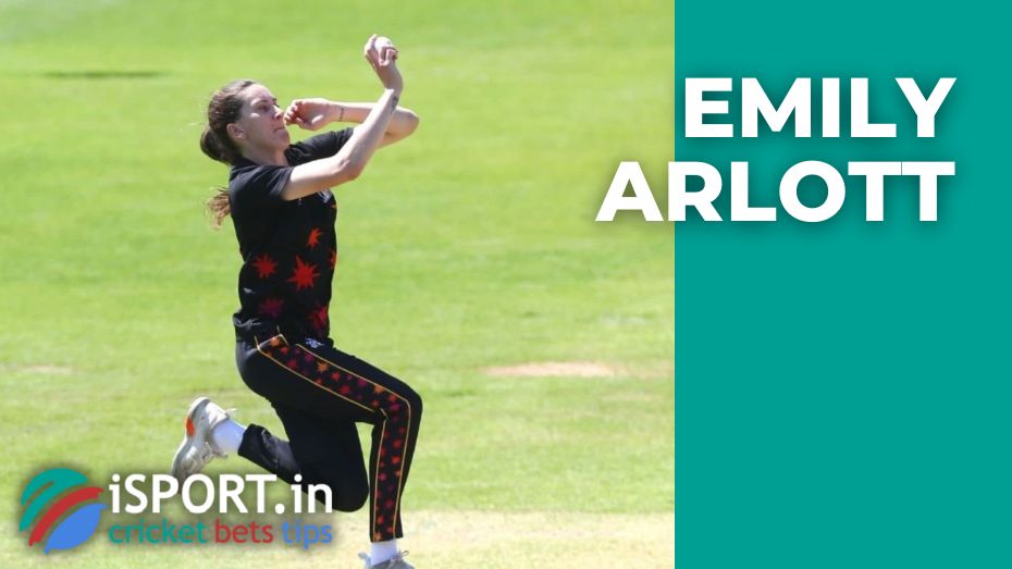 Emily Arlott and Lauren Bell were included in the England squad for the match against South Africa